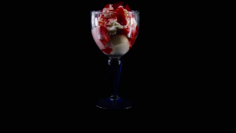 Taza-De-Helado-Con-Fresas-Frescas-En-4k