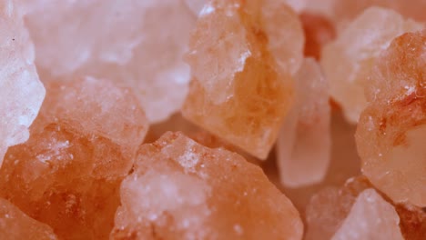 la sal rosa del himalaya es super macro de cerca. debido principalmente a los costos de comercialización, la sal rosa del himalaya es hasta veinte veces más cara que la sal de mesa o marina.