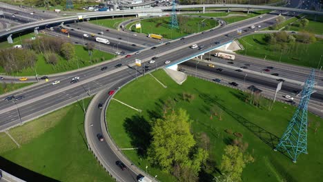 vista aérea de una intersección de autopistas en moscú.