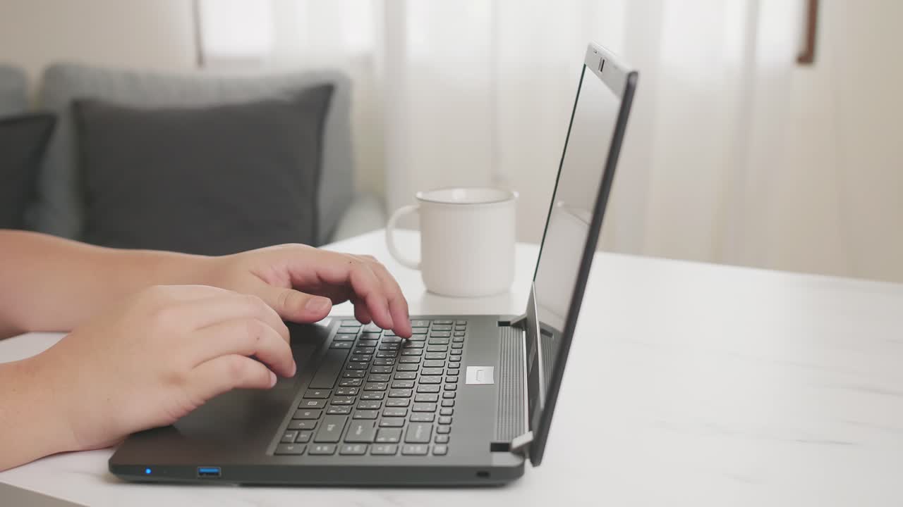 집에서 활동을 하고 커피를 마시는 워커홀릭