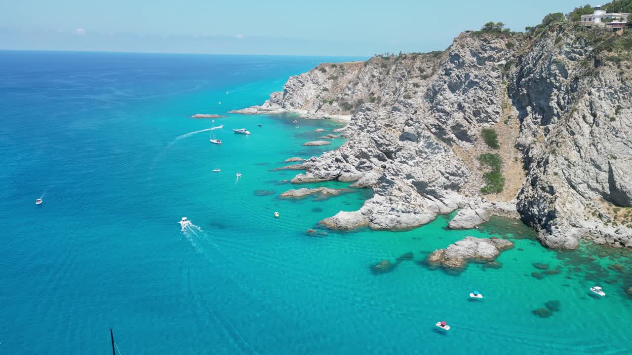 Capo Vaticano, bateaux naviguant autour de la côte et des plages en Calabre, Italie du Sud - Vue aérienne 4k