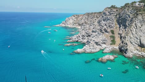 Capo-Vaticano,-Boote-Segeln-Um-Die-Küste-Und-Die-Strände-In-Kalabrien,-Süditalien---Antenne-4k