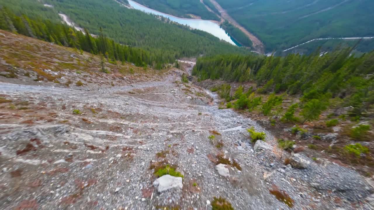 micro carreras drone primer plano volar por un acantilado en el parque público la revisión de la vuelta de la ruta de escalada de la montaña de la parte superior a la zona inferior en un día de semana tranquilo con nadie en el sitio para planear la caminata de regreso