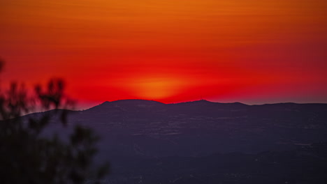 Filmischer-Sonnenaufgang-Mit-Leuchtenden-Farben-über-Der-Silhouette-Des-Berges