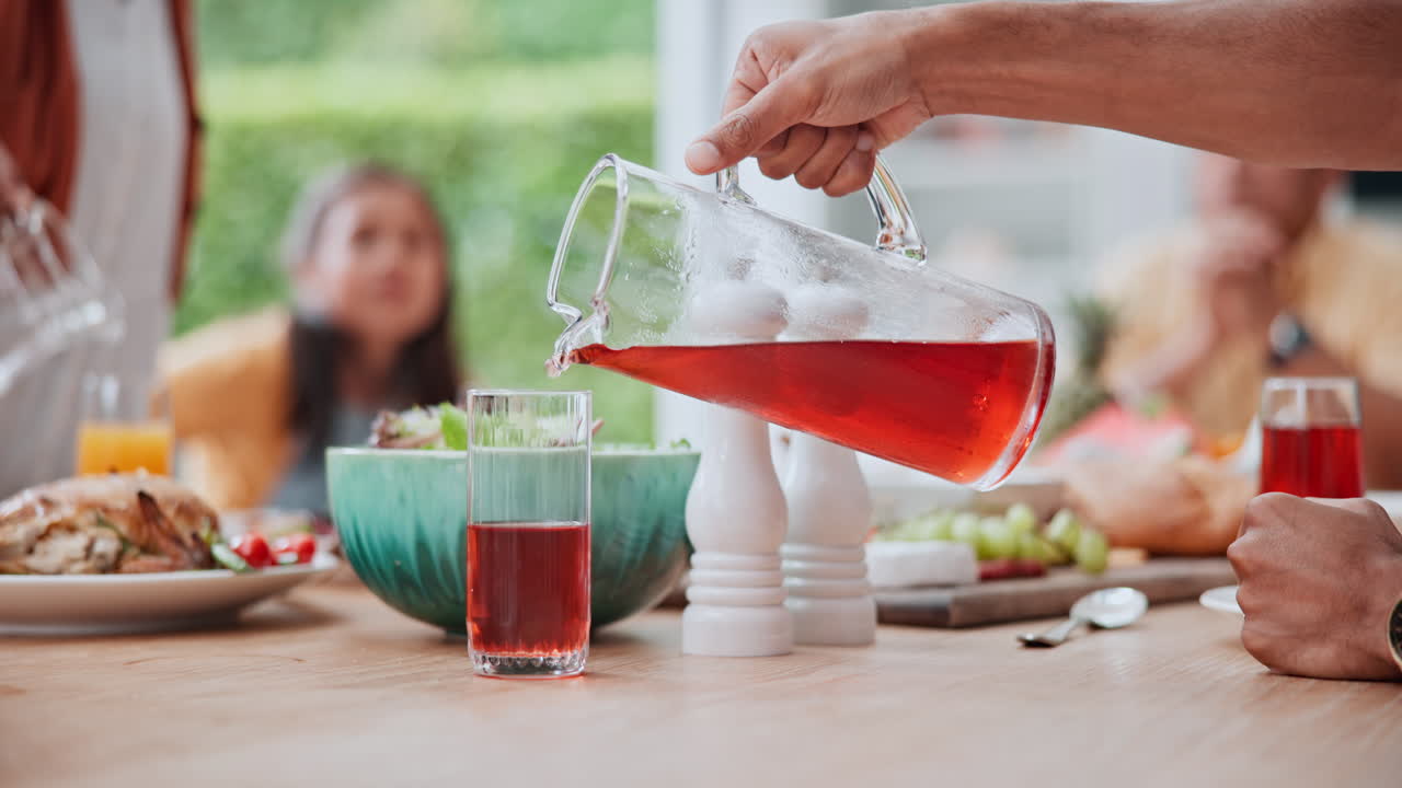 손, 가족과 함께 테이블에서 주스 우기