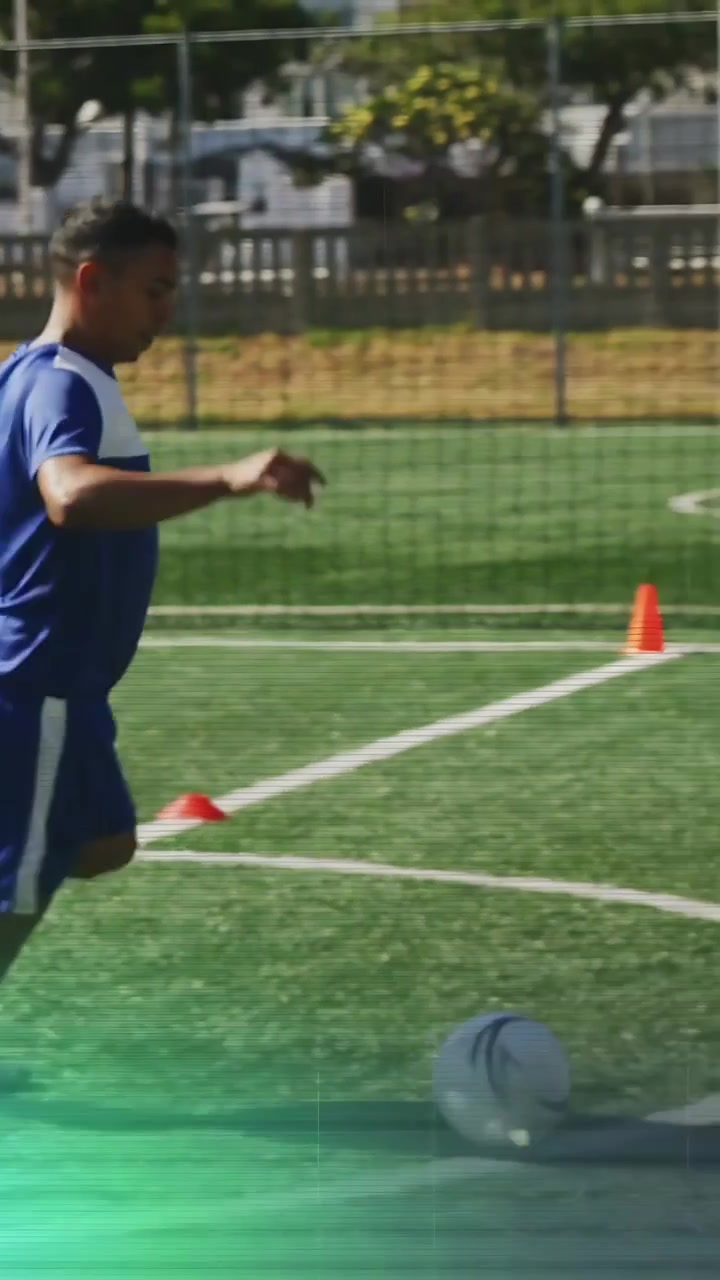 Video verticale: Calciatore che si avvicina alla palla, coni da dribbling con un'interfaccia che traccia il percorso della palla per l'allenamento.
