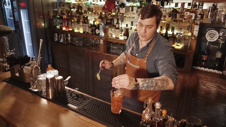 un barista che fa un bloody mary in un bar