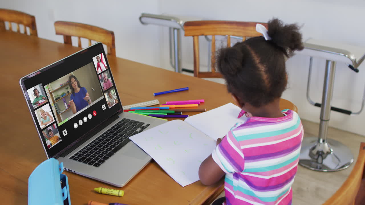 estudiante que usa una computadora portátil para una lección en línea en casa, con un maestro y una clase diversos en la pantalla