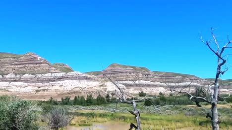 Cámara-Lenta---Conduciendo-Por-Las-Montañas-En-Saskatchewan-Alberta-Canadá-En-Un-Día-Soleado-Bien-Viajando