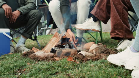 fogata, acampada y amigos sentados en círculo