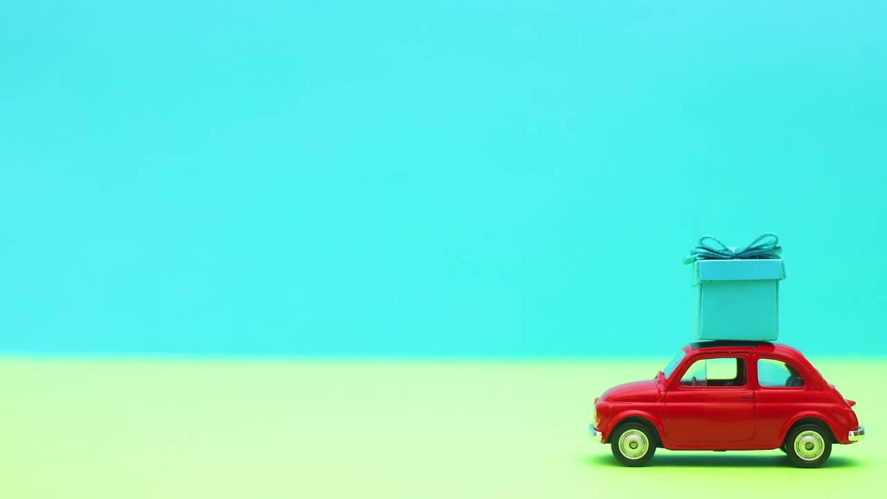 Mobil antik melaju membawa hadiah biru di atap - Stop motion