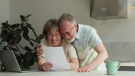 pareja de familia emocionada abrazo mantener documento oficial discutir oferta rentable