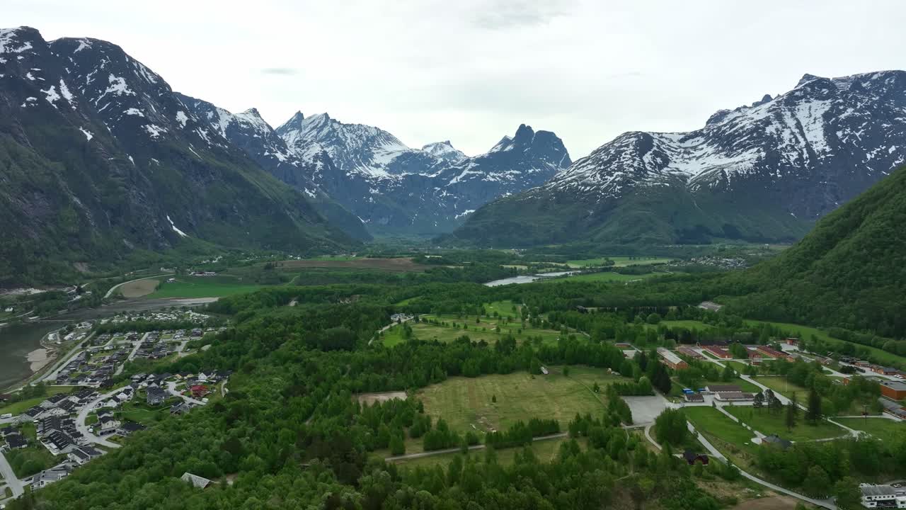 romsdalen para a esquerda e vale de isterdalen levando à estrada de trollstigen para a direita - vista aérea de andalsnes, noruega
