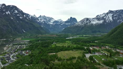 Romsdalen-Adelante-A-La-Izquierda-Y-El-Valle-De-Isterdalen-Que-Conduce-A-La-Carretera-Trollstigen-A-La-Derecha---Antena-Vista-Desde-Andalsnes-Noruega