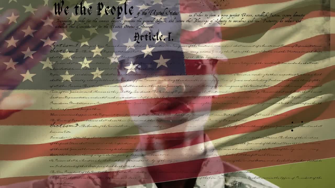 soldado de la fuerza aérea saludando con nosotros agitando la bandera y la constitución en primer plano