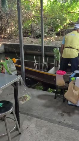 trabajadores preparando comida en un puesto de fideos ocupado