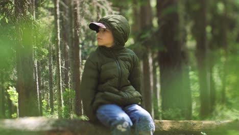 Niño-Solo-En-El-Bosque