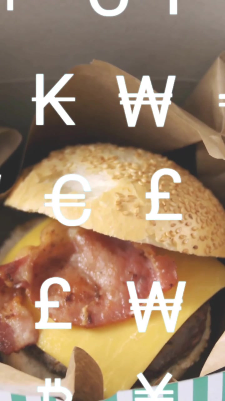 Hamburger con pancetta e formaggio in una scatola su un'animazione di simboli di valuta