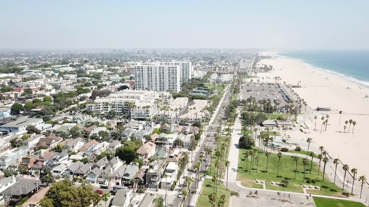 alta vista aérea sobre los angeles california playa frente al mar barrio ciudad paisaje