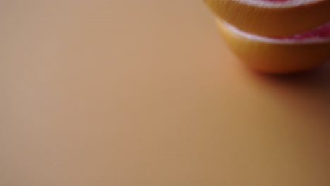 primer plano de un pomelo fresco cortado por la mitad