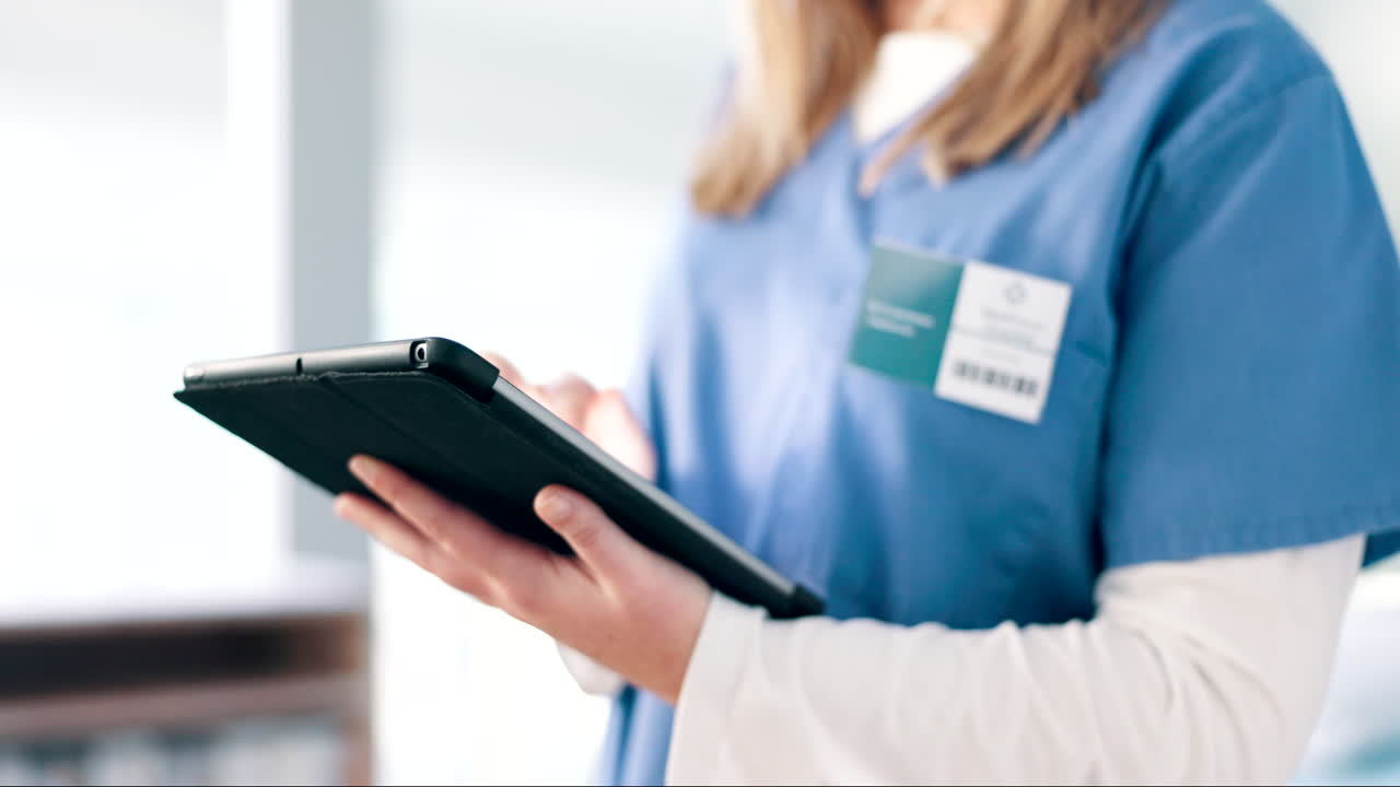 tableta, manos y mujer médico de cerca