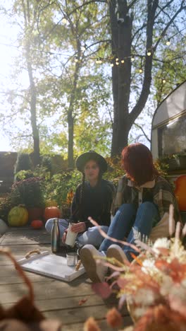 amigos disfrutando de un acogedor picnic de otoño