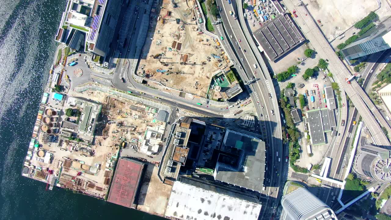 área urbana de kowloon en el centro de hong kong, vista aérea de arriba hacia abajo con tráfico y rascacielos de la ciudad