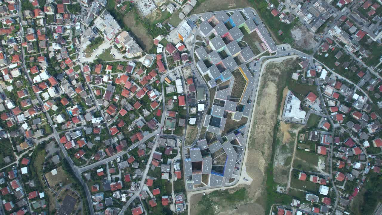 casas de techo rojo y edificios complejos residenciales en un encantador barrio de tirana, capturado desde una vista de arriba hacia abajo