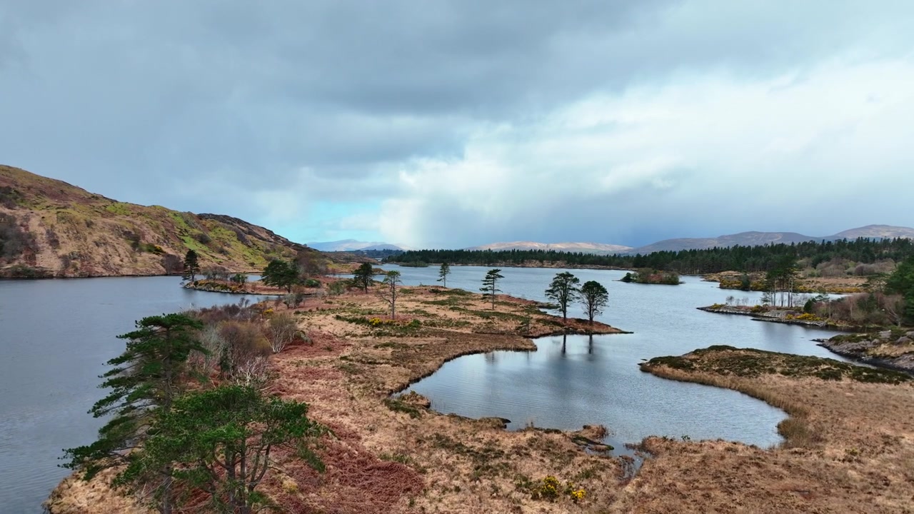 Irlannin upeita paikkoja: Kerryn vuoret ja järvet, luonto parhaimmillaan. Drone-ylilento varhaisena kesäaamuna.