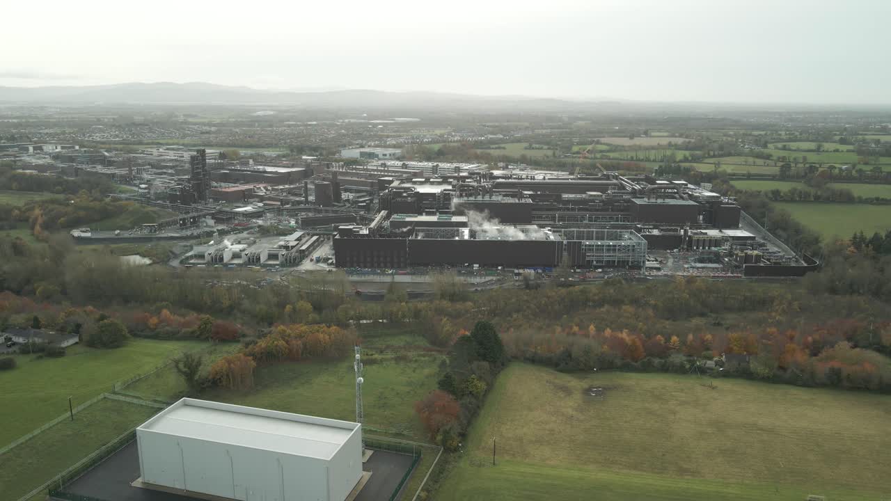 Stort produktionsanlæg for Intel mikroprocessorer i byen Leixlip, Irland