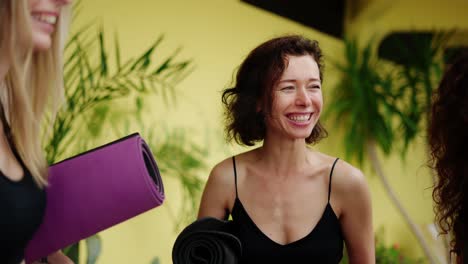 fitness, deporte y concepto de estilo de vida saludable - grupo de mujeres con esteras en un estudio de yoga al aire libre, slowmo