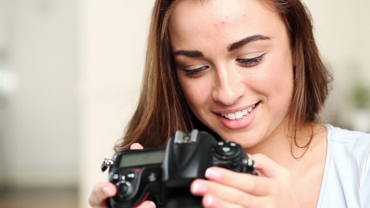 사진작가 여자 사진을 찍는 dslr