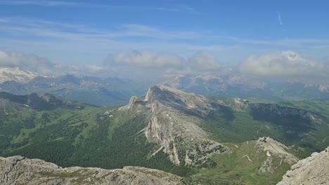 Panorama-Der-Grünen-Und-Felsigen-Grauen-Landschaft-In-Den-Italienischen-Dolomiten,-Aufgenommen-Vom-Lagazuoi-Gipfel