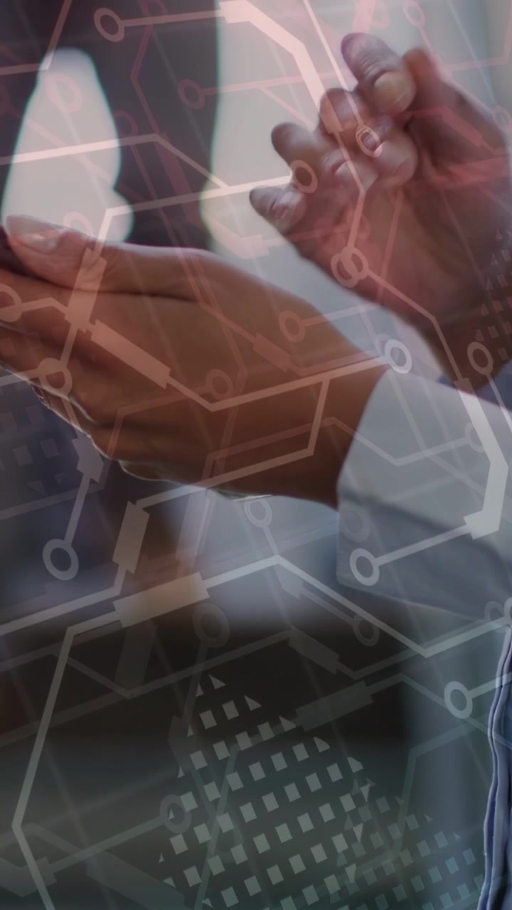 Video verticale: Donna che tocca il telefono, generando una sovrapposizione di circuiti tecnologici, con la telecamera che sale mentre legge il testo.