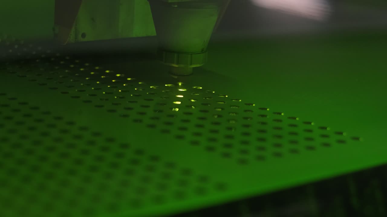 tecnología de procesamiento industrial de corte por láser de material de acero de chapa plana con chispas