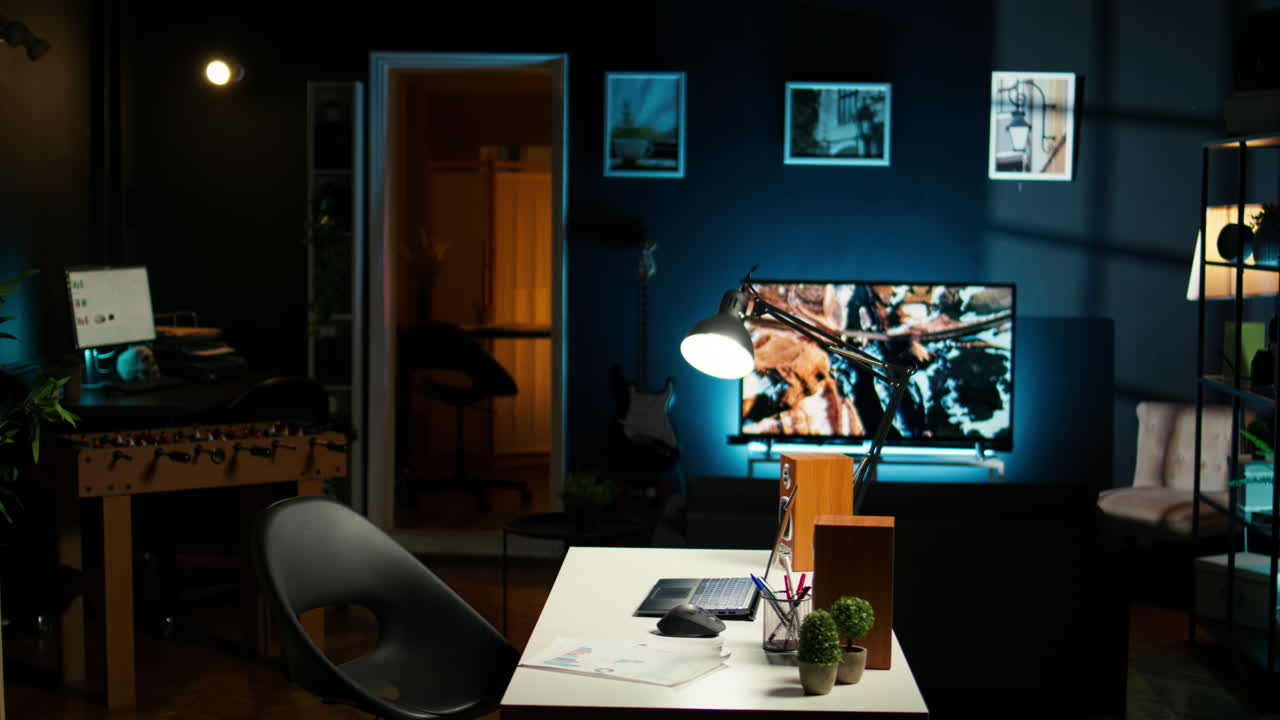 나무 책상으로 세련된 홈 오피스 설정을 가진 도시 아파트