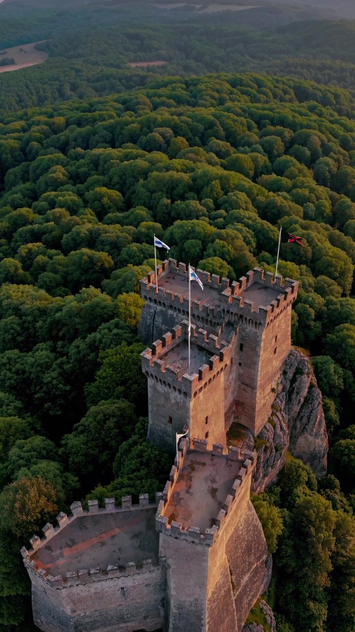 Vista aerea di un maestoso castello medievale all'ora d'oro