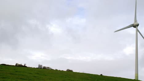 Molino-De-Viento-Girando-Sobre-Un-Campo-Verde