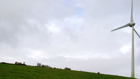 molino de viento girando sobre un campo verde