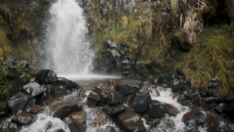 Salpicando-Arroyo-Sobre-Rocas-De-Las-Cascadas-En-El-Parque-Nacional-Cayambe-Coca-Cerca-De-Papallacta,-Provincia-De-Napo-En-Ecuador