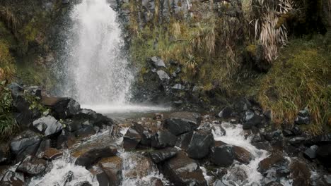 salpicando arroyo sobre rocas de las cascadas en el parque nacional cayambe coca cerca de papallacta, provincia de napo en ecuador