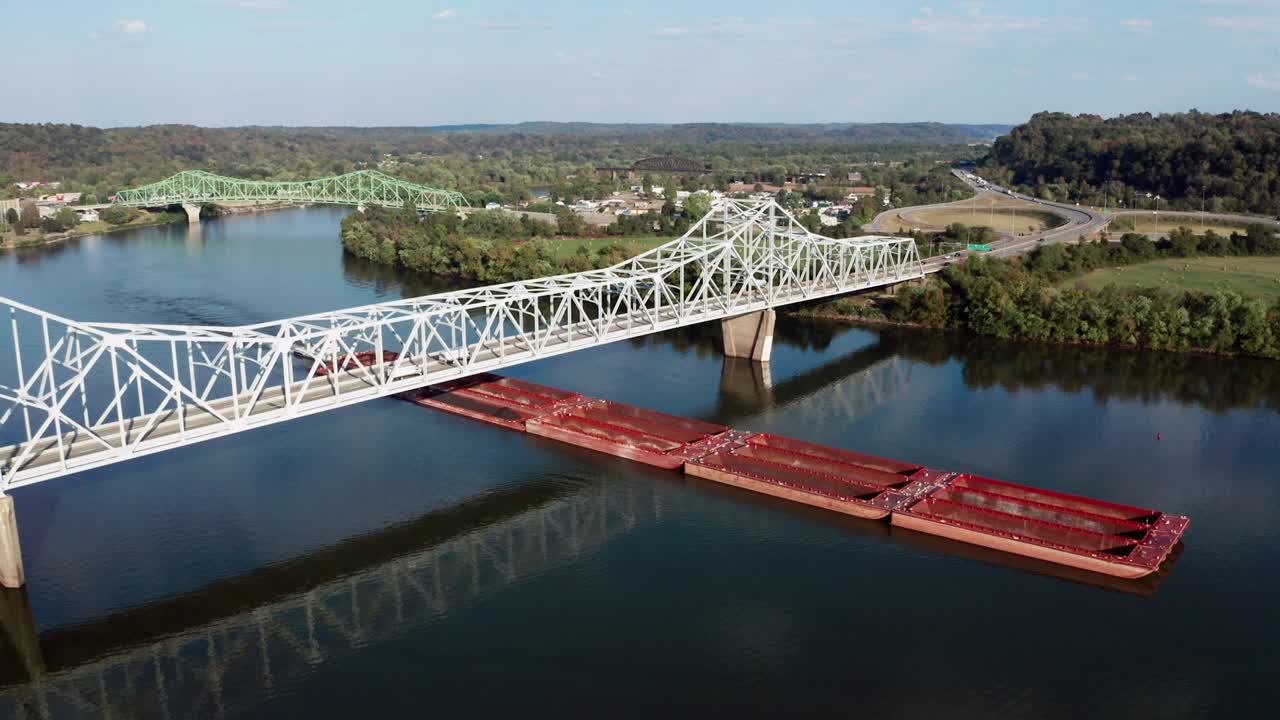la barcaza fluvial se mueve lentamente a través del río ohio entre henderson y point pleasant wv.