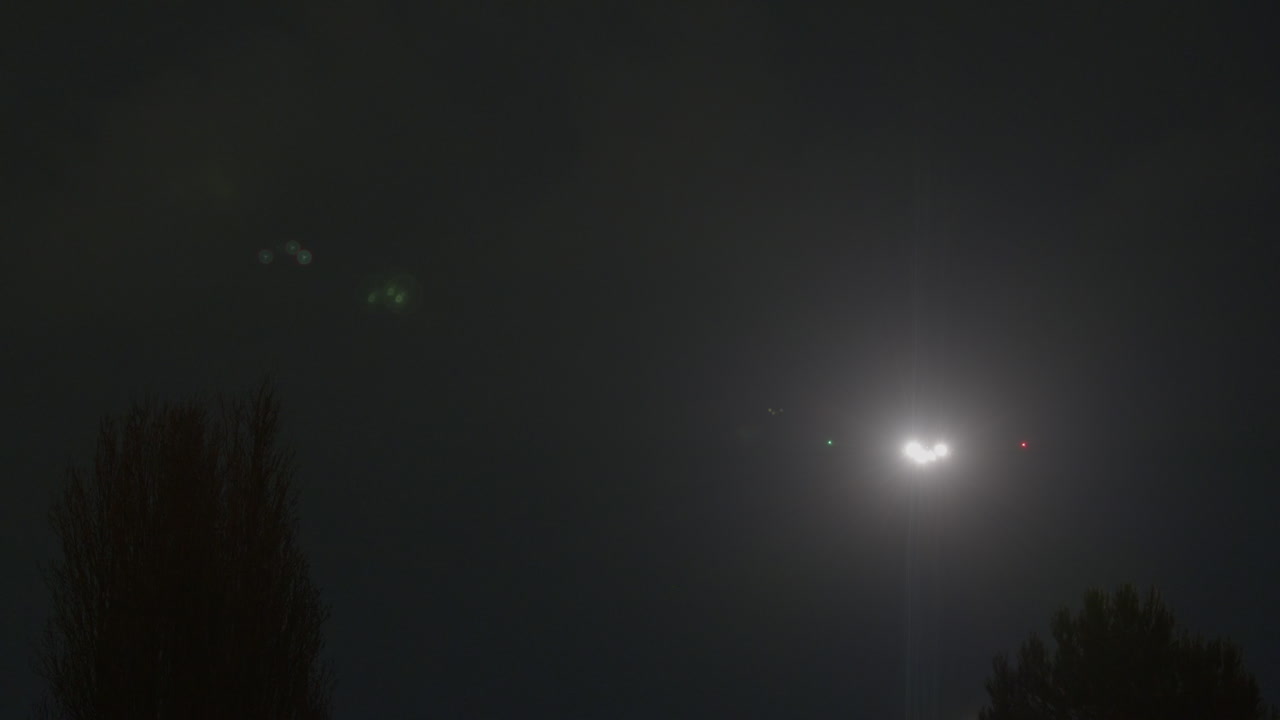 aterrizaje de avión por la noche en la niebla