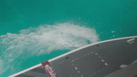 flotador de hidroavión salpicando agua en la superficie del mar azul tropical, flotabilidad