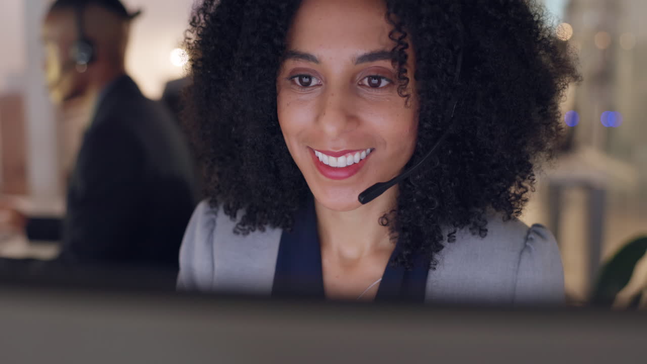 Call center, volto e donna con cuffie