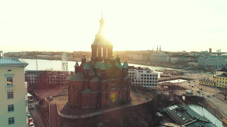 Ripresa aerea di una chiesa a Helsinki durante il tramonto