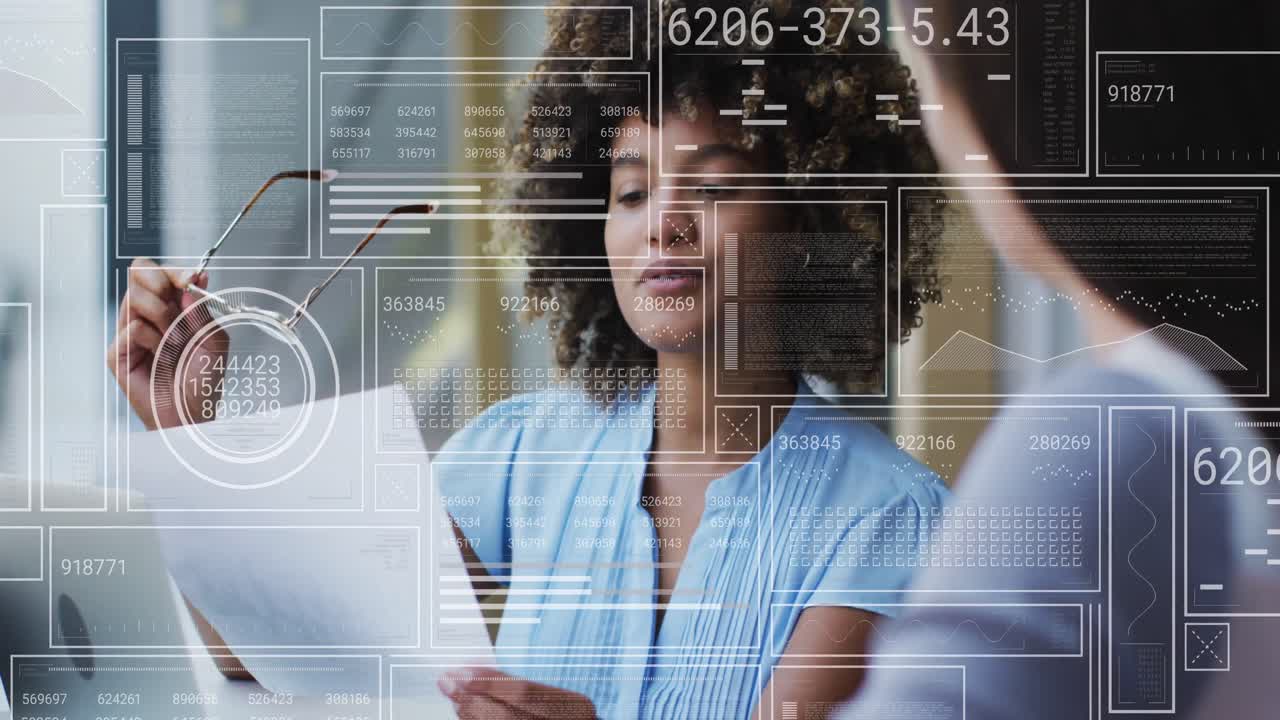 animación de gráficos, círculos y barras de carga, diversas compañeras de trabajo discutiendo informes en la oficina