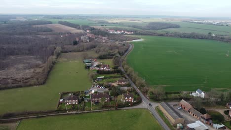 Friedliche-Luftaufnahme-über-Nonington-Ländliche-Kleinstadt-Rustikales-Land-Grenzt-An-Landschaft,-Die-Nach-Vorne-Fliegt