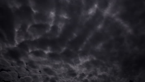 Paisaje-Nocturno-De-Nubes-Espeluznantes-Iluminado-Bajo-La-Luna-Llena