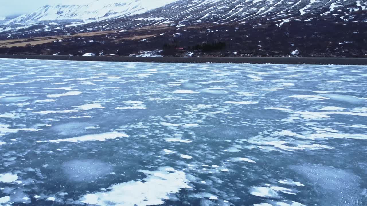 흐린 하늘을 배경으로 화산 지형의 빙하 근처 눈 덮인 산